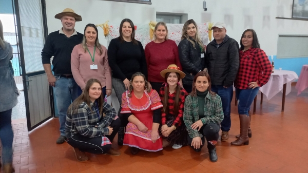 FESTA JUNINA: GRUPOS DA TERCEIRA IDADE DO MUNICÍPIO DE PINHAL GRANDE SE REUNEM EM ANIMADA FESTA JUNINA REALIZADA PELO CRAS FESTA JUNINA: GRUPOS DA TERCEIRA IDADE DO MUNICÍPIO DE PINHAL GRANDE SE REUNEM EM ANIMADA FESTA JUNINA REALIZADA PELO CRAS