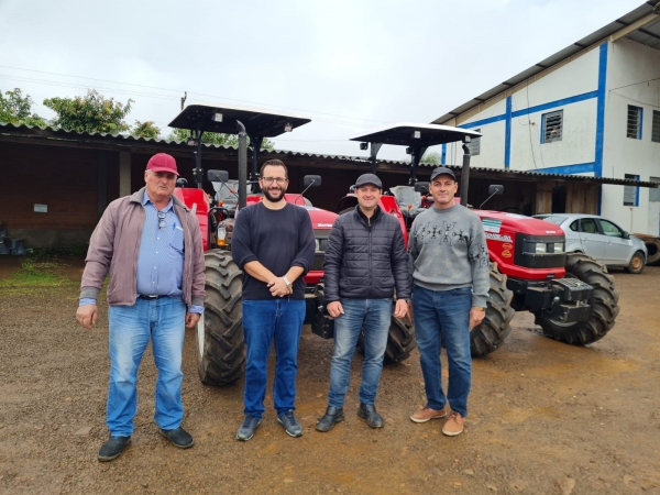 TRATORES LIBERADOS: SECRETARIAS DE AGRICULTURA E OBRAS CONTAM AGORA COM DOIS NOVOS TRATORES PARA AUXILIAR NOS TRABALHOS TRATORES LIBERADOS: SECRETARIAS DE AGRICULTURA E OBRAS CONTAM AGORA COM DOIS NOVOS TRATORES PARA AUXILIAR NOS TRABALHOS