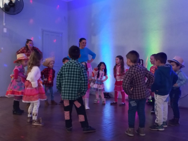 PRIMEIRO SÃO JOÃO: ALUNOS DA ESCOLA INFANTIL CARMELINDA COCCO PARTICIPAM DA PRIMEIRA FESTA JUNINA DE SUAS VIDAS PRIMEIRO SÃO JOÃO: ALUNOS DA ESCOLA INFANTIL CARMELINDA COCCO PARTICIPAM DA PRIMEIRA FESTA JUNINA DE SUAS VIDAS