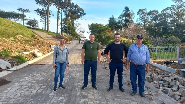 OBRA EM ANDAMENTO: PREFEITO LUCAS MICHELON VISITA OBRA DE PAVIMENTAÇÃO NA COMUNIDADE DA ENCRUZILHADA OBRA EM ANDAMENTO: PREFEITO LUCAS MICHELON VISITA OBRA DE PAVIMENTAÇÃO NA COMUNIDADE DA ENCRUZILHADA
