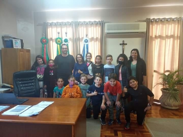 TRABALHO ESCOLAR: ALUNOS DO 5º ANO DA ESCOLA JOSÉ RUBIN FILHO REALIZAM ENTREVISTA COM O PREFEITO LUCAS MICHELON TRABALHO ESCOLAR: ALUNOS DO 5º ANO DA ESCOLA JOSÉ RUBIN FILHO REALIZAM ENTREVISTA COM O PREFEITO LUCAS MICHELON