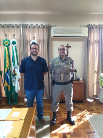 REFORÇO: NOVO SARGENTO DO QUARTEL DA BRIGADA MILITAR DE PINHAL GRANDE VISITA GABINETE DO PREFEITO LUCAS MICHELON REFORÇO: NOVO SARGENTO DO QUARTEL DA BRIGADA MILITAR DE PINHAL GRANDE VISITA GABINETE DO PREFEITO LUCAS MICHELON