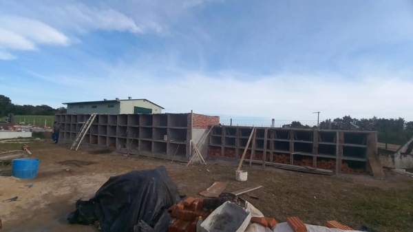 OBRA EM ANDAMENTO: CONSTRUÇÃO DAS CARNEIRAS E DO OSSÁRIO NO CEMITÉRIO DO BAIRRO LIMEIRA ENTRA EM FASE DE ACABAMENTO COM 80% DA OBRA CONCLUÍDA OBRA EM ANDAMENTO: CONSTRUÇÃO DAS CARNEIRAS E DO OSSÁRIO NO CEMITÉRIO DO BAIRRO LIMEIRA ENTRA EM FASE DE ACABAMENTO COM 80% DA OBRA CONCLUÍDA