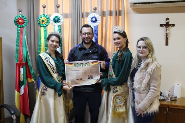 CONVITE: COMITIVA DO MUNICÍPIO DE AGUDO VISITAM GABINETE DO PREFEITO LUCAS MICHELON E ENTREGAM CONVITE PARA VOLKSFEST CONVITE: COMITIVA DO MUNICÍPIO DE AGUDO VISITAM GABINETE DO PREFEITO LUCAS MICHELON E ENTREGAM CONVITE PARA VOLKSFEST