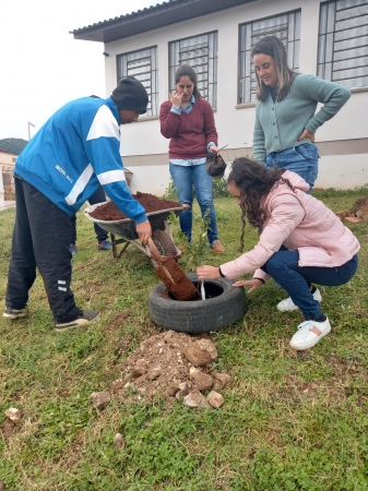 HORTA ESCOLAR: ALUNOS DA ESCOLA JOSÉ RUBIN FILHO REALIZAM PLANTIO DE ÁRVORES FRUTÍFERAS E ORNAMENTAIS HORTA ESCOLAR: ALUNOS DA ESCOLA JOSÉ RUBIN FILHO REALIZAM PLANTIO DE ÁRVORES FRUTÍFERAS E ORNAMENTAIS