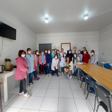 DESPEDIDA: MÉDICA RECEBE HOMENAGEM DA EQUIPE DA UNIDADE BÁSICA DE SAÚDE APÓS ENCERRAR SEU CONTRATO DESPEDIDA: MÉDICA RECEBE HOMENAGEM DA EQUIPE DA UNIDADE BÁSICA DE SAÚDE APÓS ENCERRAR SEU CONTRATO