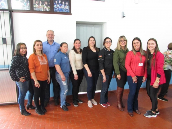 PALESTRA: PAINEL DE DEBATES SOBRE VIOLÊNCIA CONTRA A MULHER ORGANIZADO PELO CRAS E EMATER REUNE GRANDE PÚBLICO NO CLUBE AVENIDA: DELEGADA DÉBORA DIAS DE SANTA MARIA FOI A PALESTRANTE CONVIDADA PALESTRA: PAINEL DE DEBATES SOBRE VIOLÊNCIA CONTRA A MULHER ORGANIZADO PELO CRAS E EMATER REUNE GRANDE PÚBLICO NO CLUBE AVENIDA: DELEGADA DÉBORA DIAS DE SANTA MARIA FOI A PALESTRANTE CONVIDADA