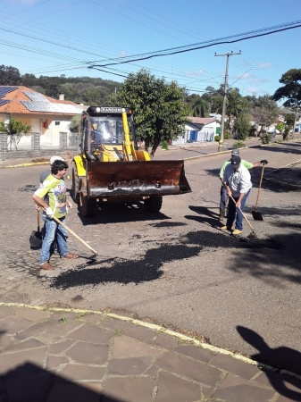 MELHORIAS: SECRETARIA DE OBRAS DE PINHAL GRANDE INICIA OPERAÇÃO TAPA-BURACOS NO MUNICÍPIO MELHORIAS: SECRETARIA DE OBRAS DE PINHAL GRANDE INICIA OPERAÇÃO TAPA-BURACOS NO MUNICÍPIO