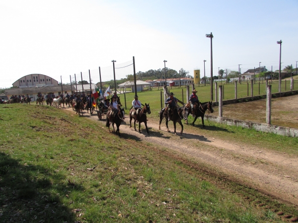 CHAMA CRIOULA: CHURRASCO DE CONFRATERNIZAÇÃO É SERVIDO PELA ADMINISTRAÇÃO MUNICIPAL AOS CAVALARIANOS NO ESTÁDIO DE PINHAL GRANDE CHAMA CRIOULA: CHURRASCO DE CONFRATERNIZAÇÃO É SERVIDO PELA ADMINISTRAÇÃO MUNICIPAL AOS CAVALARIANOS NO ESTÁDIO DE PINHAL GRANDE