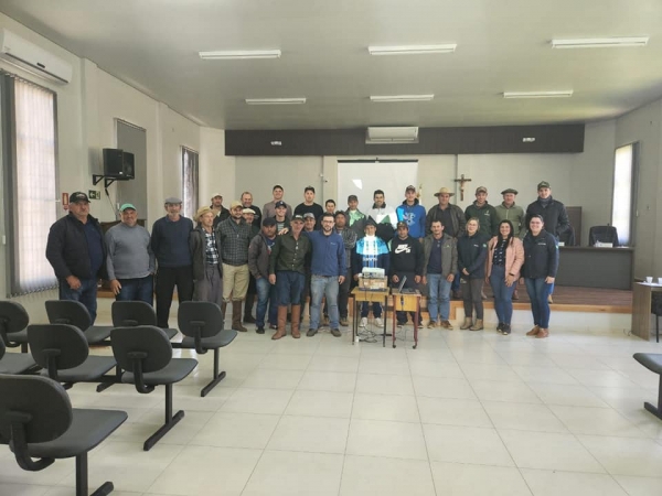 TREINAMENTO: CURSO PARA APLICADORES DE DEFENSIVOS AGRÍCOLAS REUNE AGRICULTORES DE PINHAL GRANDE TREINAMENTO: CURSO PARA APLICADORES DE DEFENSIVOS AGRÍCOLAS REUNE AGRICULTORES DE PINHAL GRANDE