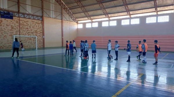 ESCOLINHA DE FUTSAL: PROJETO DE FUTEBOL DE SALÃO TEVE INÍCIO EM PINHAL GRANDE ESCOLINHA DE FUTSAL: PROJETO DE FUTEBOL DE SALÃO TEVE INÍCIO EM PINHAL GRANDE
