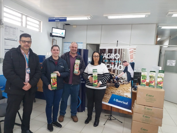 PROGRAMA SEMENTES: INICIATIVA DO BANRISUL EM PARCERIA COM A EMATER E ADMINISTRAÇÃO MUNICIPAL DISTRIBUI SEMENTES PARA MULHERES DA COMUNIDADE DO CERRO AZUL PROGRAMA SEMENTES: INICIATIVA DO BANRISUL EM PARCERIA COM A EMATER E ADMINISTRAÇÃO MUNICIPAL DISTRIBUI SEMENTES PARA MULHERES DA COMUNIDADE DO CERRO AZUL