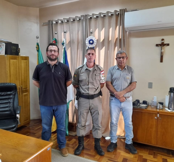 SEGURANÇA PÚBLICA: PREFEITO LUCAS MICHELON RECEBE EM SEU GABINETE MAJOR DA BRIGADA MILITAR PARA TRATAR DO EFETIVO DE PINHAL GRANDE SEGURANÇA PÚBLICA: PREFEITO LUCAS MICHELON RECEBE EM SEU GABINETE MAJOR DA BRIGADA MILITAR PARA TRATAR DO EFETIVO DE PINHAL GRANDE
