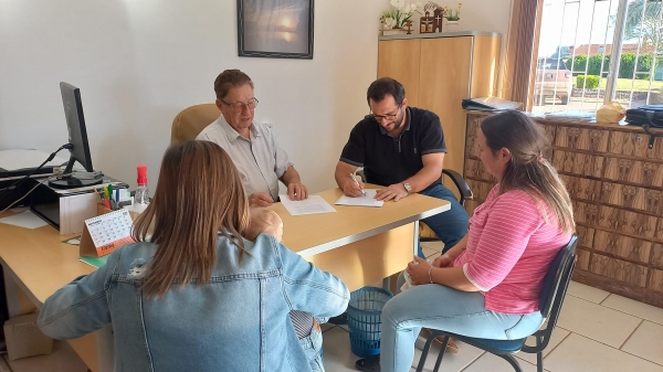 ASSINATURAS: SEGUNDO LOTE DE ESCRITURAS DE TERRENOS DO LOTEAMENTO ALBERTO PASQUALINI SÃO ASSINADAS PELO PREFEITO E SEUS RESPECTIVOS PROPRIETÁRIOS ASSINATURAS: SEGUNDO LOTE DE ESCRITURAS DE TERRENOS DO LOTEAMENTO ALBERTO PASQUALINI SÃO ASSINADAS PELO PREFEITO E SEUS RESPECTIVOS PROPRIETÁRIOS