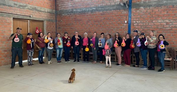 ARTESANATO: GRUPOS DE TERCEIRA IDADE E DE MULHERES DO ASSENTAMENTO DO SOBRADO REALIZAM ATIVIDADE USANDO PORONGOS ARTESANATO: GRUPOS DE TERCEIRA IDADE E DE MULHERES DO ASSENTAMENTO DO SOBRADO REALIZAM ATIVIDADE USANDO PORONGOS