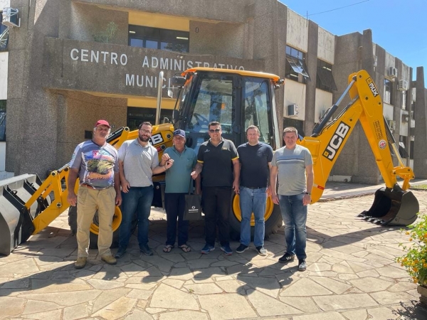 NOVO MAQUINÁRIO: PREFEITURA MUNICIPAL ADQUIRE RETROESCAVADEIRA PARA SECRETRARIA DE OBRAS E SERVIÇOS PÚBLICOS NOVO MAQUINÁRIO: PREFEITURA MUNICIPAL ADQUIRE RETROESCAVADEIRA PARA SECRETRARIA DE OBRAS E SERVIÇOS PÚBLICOS