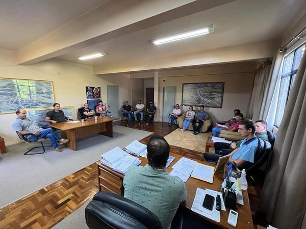 ESTIAGEM: REUNIÃO NO GABINETE DO PREFEITO DE PINHAL GRANDE É REALIZADA PARA TRATAR DO DECRETO DE SITUAÇÃO DE EMERGÊNCIA EM VIRTUDE DA ESTIAGEM NO MUNICÍPIO ESTIAGEM: REUNIÃO NO GABINETE DO PREFEITO DE PINHAL GRANDE É REALIZADA PARA TRATAR DO DECRETO DE SITUAÇÃO DE EMERGÊNCIA EM VIRTUDE DA ESTIAGEM NO MUNICÍPIO