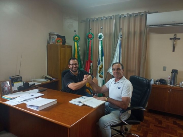 TROCA DE COMANDO: VICE-PREFEITO SELMAR DURIGON ASSUME O EXECUTIVO MUNICIPAL DE PINHAL GRANDE NAS FÉRIAS DO PREFEITO LUCAS MICHELON TROCA DE COMANDO: VICE-PREFEITO SELMAR DURIGON ASSUME O EXECUTIVO MUNICIPAL DE PINHAL GRANDE NAS FÉRIAS DO PREFEITO LUCAS MICHELON