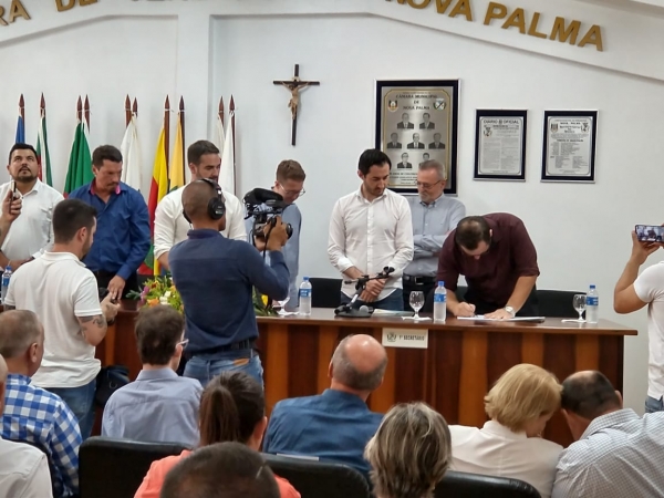 PREFEITO LUCAS MICHELON PARTICIPA DA CERIMÔNIA DE ASSINATURA DA ORDEM DE SERVIÇO QUE DARÁ INÍCIO A OBRA DE ASFALTAMENTO DA ERS-149 ENTRE NOVA PALMA E PINHAL GRANDE PREFEITO LUCAS MICHELON PARTICIPA DA CERIMÔNIA DE ASSINATURA DA ORDEM DE SERVIÇO QUE DARÁ INÍCIO A OBRA DE ASFALTAMENTO DA ERS-149 ENTRE NOVA PALMA E PINHAL GRANDE
