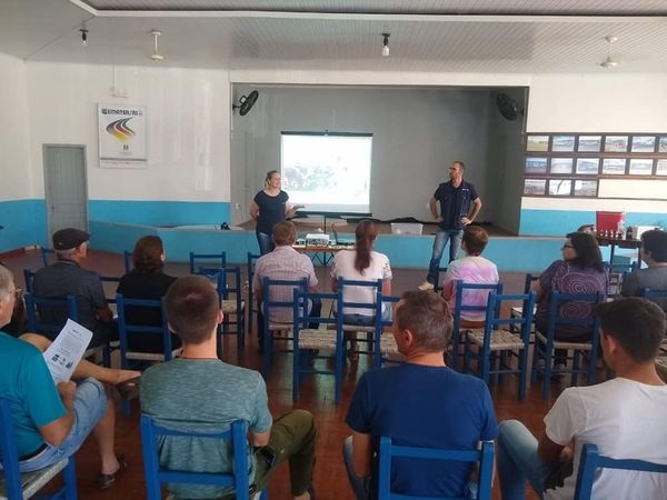 AGRICULTORES DE PINHAL GRANDE PARTICIPAM DE CURSO DE HOMEOPATIA PARA PRODUTORES DE LEITE AGRICULTORES DE PINHAL GRANDE PARTICIPAM DE CURSO DE HOMEOPATIA PARA PRODUTORES DE LEITE