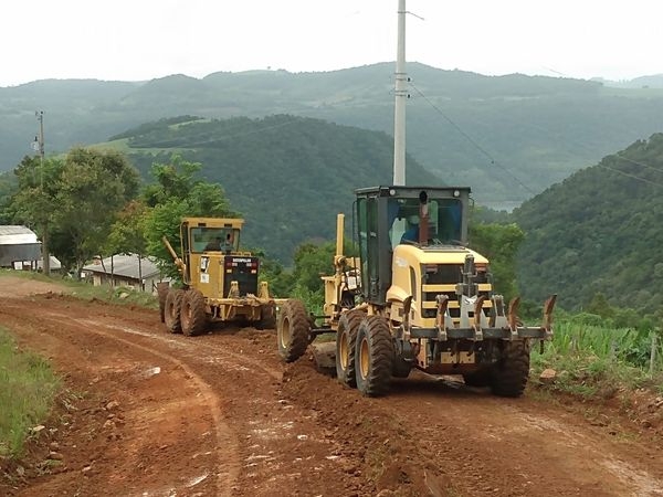 SECRETARIA MUNICIPAL DE OBRAS TRABALHA NA MELHORIA DAS ESTRADAS DE ACESSO AO CAMPING DA GRINGUINHA SECRETARIA MUNICIPAL DE OBRAS TRABALHA NA MELHORIA DAS ESTRADAS DE ACESSO AO CAMPING DA GRINGUINHA