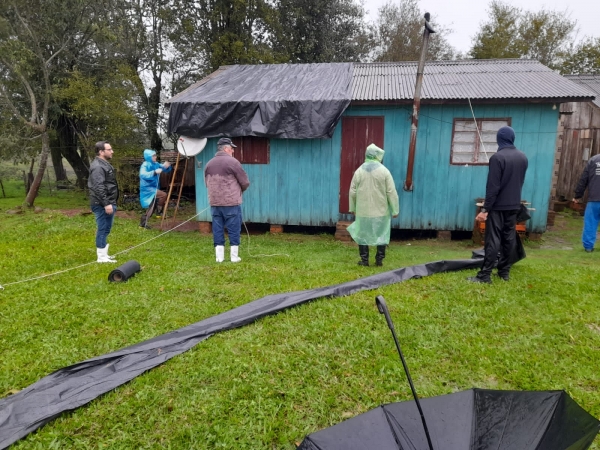 EQUIPE COORDENADA PELO PREFEITO LUCAS MICHELON AUXILIA MORADORES DA COMUNIDADE DO ESPINHAREDO ATINGIDOS PELO TEMPORAL DA ÚLTIMA MADRUGADA EQUIPE COORDENADA PELO PREFEITO LUCAS MICHELON AUXILIA MORADORES DA COMUNIDADE DO ESPINHAREDO ATINGIDOS PELO TEMPORAL DA ÚLTIMA MADRUGADA
