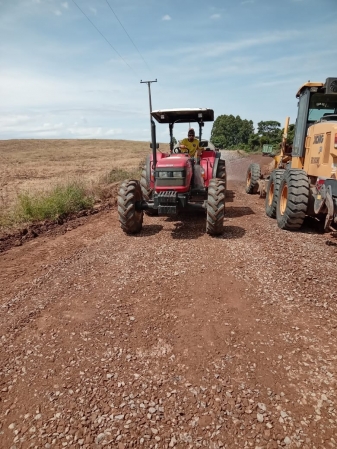 RETOMADA AS OBRAS DE INFRAESTRUTURA DAS ESTRADAS RURAIS EM PINHAL GRANDE RETOMADA AS OBRAS DE INFRAESTRUTURA DAS ESTRADAS RURAIS EM PINHAL GRANDE