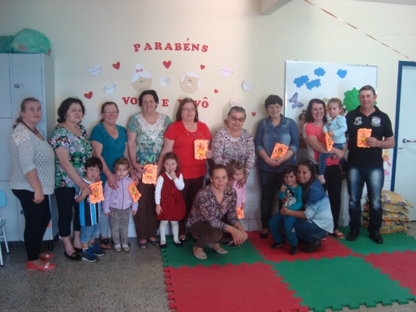 TURMA DO MATERNAL I DA EMEI CARMELINDA I..C. MARIANI REALIZA CHÁ DA VOVÓ TURMA DO MATERNAL I DA EMEI CARMELINDA I..C. MARIANI REALIZA CHÁ DA VOVÓ