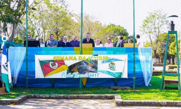 DESFILE CÍVICO REÚNE MILHARES DE PESSOAS DESFILE CÍVICO REÚNE MILHARES DE PESSOAS