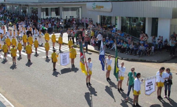 DESFILE CÍVICO REÚNE MILHARES DE PESSOAS DESFILE CÍVICO REÚNE MILHARES DE PESSOAS