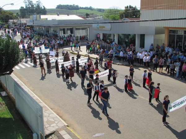 DESFILE CÍVICO REÚNE MILHARES DE PESSOAS DESFILE CÍVICO REÚNE MILHARES DE PESSOAS