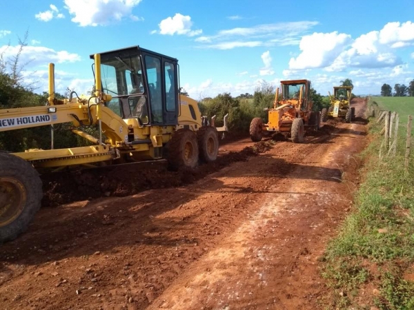 SERVIÇOS DE RECUPERAÇÃO DE ESTRADAS REALIZADOS PELA SECRETARIA DE OBRAS. SERVIÇOS DE RECUPERAÇÃO DE ESTRADAS REALIZADOS PELA SECRETARIA DE OBRAS.