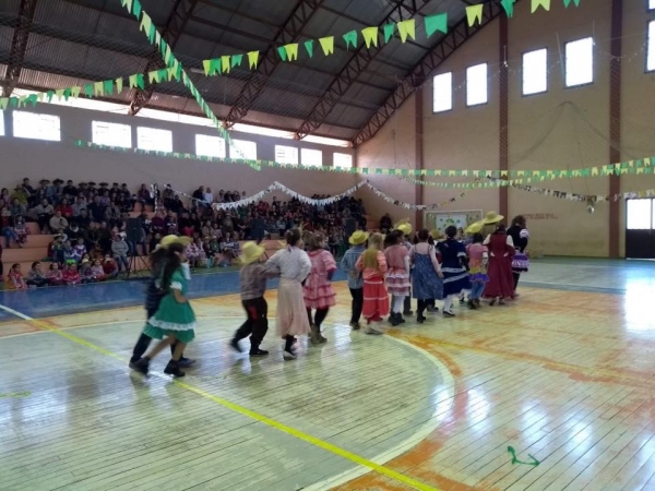 ESCOLAS MUNICIPAIS REALIZAM FESTA JUNINA ESCOLAS MUNICIPAIS REALIZAM FESTA JUNINA