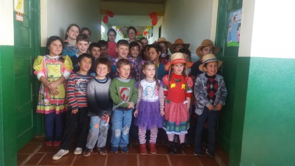 ESCOLAS MUNICIPAIS REALIZAM FESTA JUNINA ESCOLAS MUNICIPAIS REALIZAM FESTA JUNINA