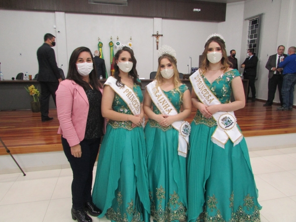 Sessão Solene Com Condecoração de Cidadão Honorário ao Escritor Dr. Firmino Chagas Da Costa e Certificação de Reconhecimento aos Profissionais da Saúde