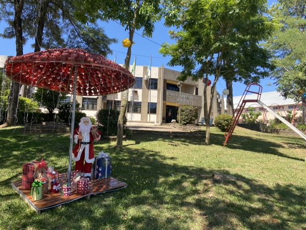  Centro Administrativo e Praça Campos Salles do Bairro Limeira de Pinhal Grande Recebem Decoração de Natal