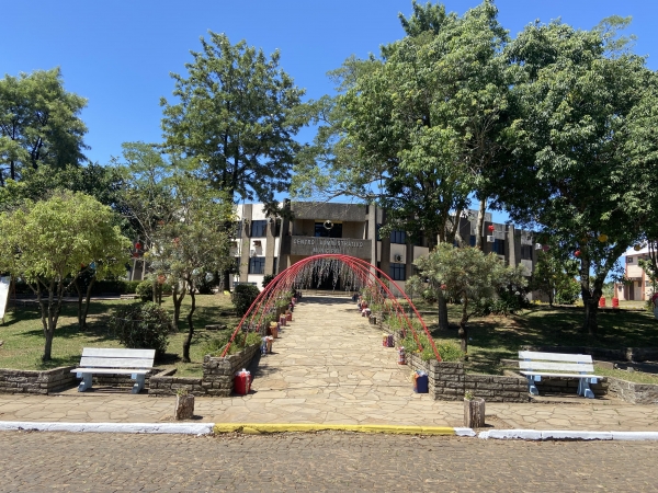  Centro Administrativo e Praça Campos Salles do Bairro Limeira de Pinhal Grande Recebem Decoração de Natal