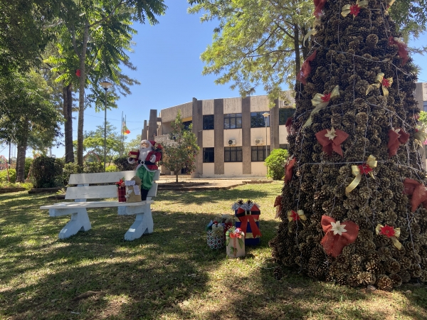  Centro Administrativo e Praça Campos Salles do Bairro Limeira de Pinhal Grande Recebem Decoração de Natal