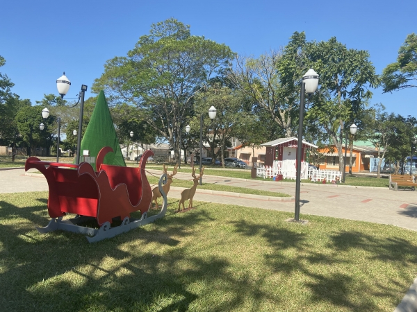  Centro Administrativo e Praça Campos Salles do Bairro Limeira de Pinhal Grande Recebem Decoração de Natal