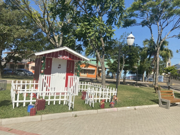  Centro Administrativo e Praça Campos Salles do Bairro Limeira de Pinhal Grande Recebem Decoração de Natal