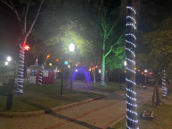  Centro Administrativo e Praça Campos Salles do Bairro Limeira de Pinhal Grande Recebem Decoração de Natal