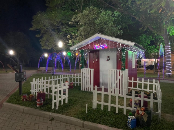 Centro Administrativo e Praça Campos Salles do Bairro Limeira de Pinhal Grande Recebem Decoração de Natal