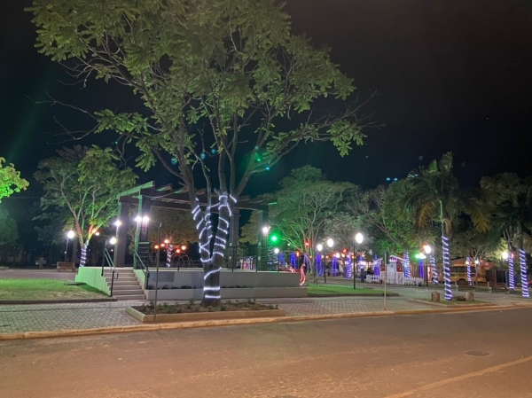  Centro Administrativo e Praça Campos Salles do Bairro Limeira de Pinhal Grande Recebem Decoração de Natal