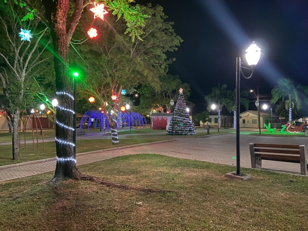  Centro Administrativo e Praça Campos Salles do Bairro Limeira de Pinhal Grande Recebem Decoração de Natal