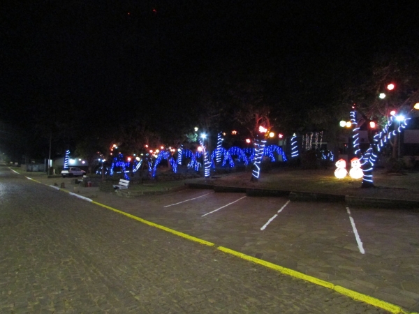  Centro Administrativo e Praça Campos Salles do Bairro Limeira de Pinhal Grande Recebem Decoração de Natal
