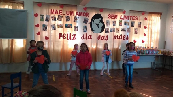 Escola Municipal Paulo Freire Comemora o Dia das Mães Com Apresentação dos Alunos